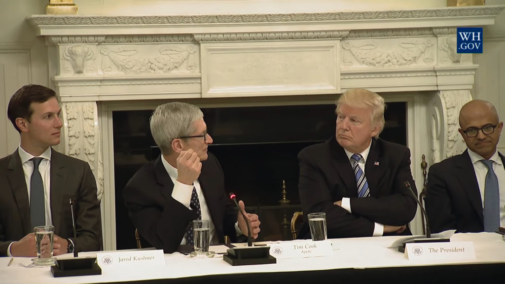 Tim Cook avec Donald Trump. // Source : Maison-Blanche