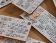 Les cartes biographiques et leurs icônes. // Source : Photo Louise Audry pour Numerama