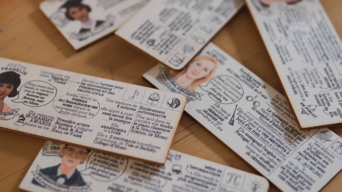 Les cartes biographiques et leurs icônes. // Source : Photo Louise Audry pour Numerama Les cartes biographiques et leurs icônes. // Source : Photo Louise Audry pour Numerama