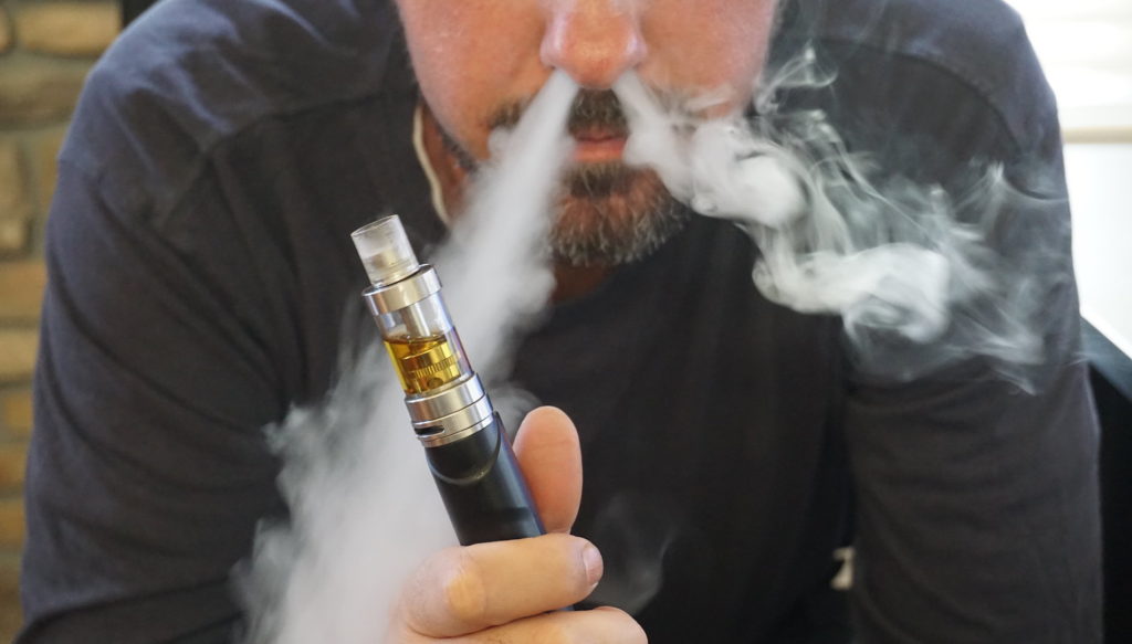 Un homme fume une cigarette électronique // Source : Flickr/CC/E-cig Twigg Un homme fume une cigarette électronique // Source : Flickr/CC/E-cig Twigg