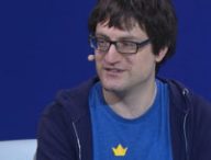 Alec Holowka durant une conférence. // Source : Capture d'écran YouTube / Playstation