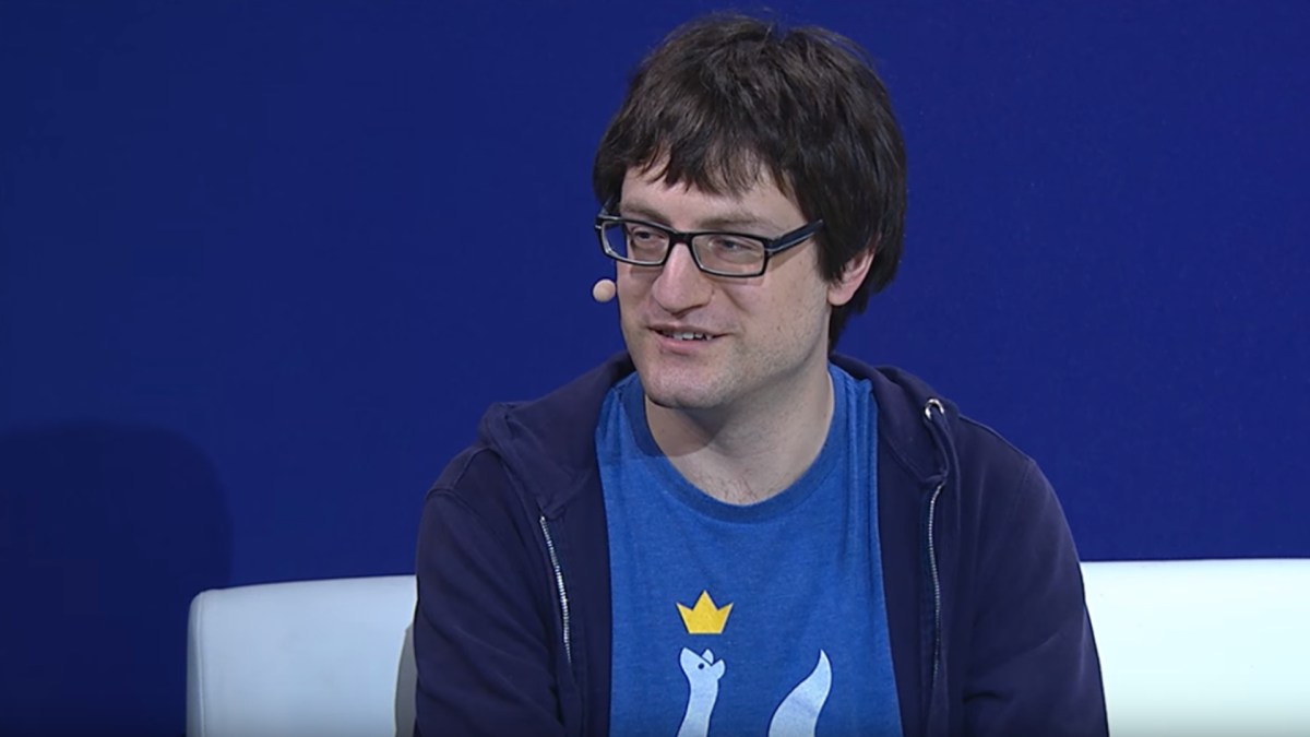Alec Holowka durant une conférence. // Source : Capture d'écran YouTube / Playstation Alec Holowka durant une conférence. // Source : Capture d'écran YouTube / Playstation