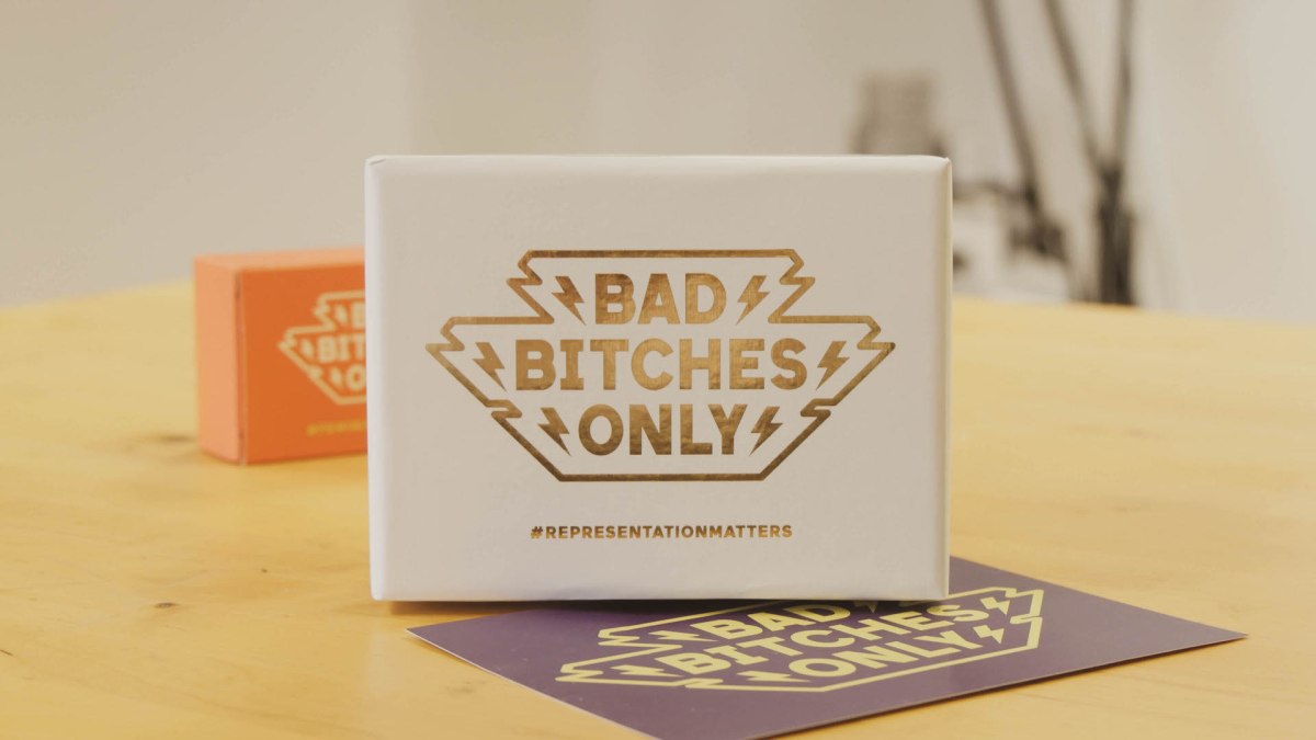 Le jeu de société Bad Bitches Only. // Source : Photo Louise Audry pour Numerama. Le jeu de société Bad Bitches Only. // Source : Photo Louise Audry pour Numerama.