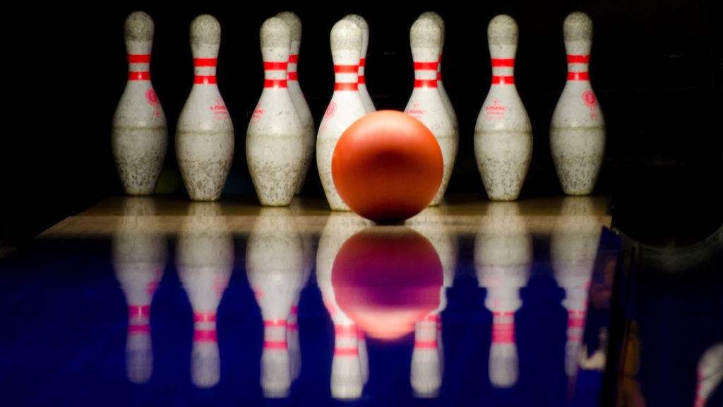 Cette boule de bowling a la même taille qu'un trou noir de 10 masses solaires. // Source : Pixabay/CC0 Domaine public (photo recadrée) Cette boule de bowling a la même taille qu'un trou noir de 10 masses solaires. // Source : Pixabay/CC0 Domaine public (photo recadrée)