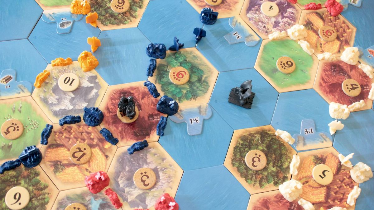 Une image du plateau des Colons de Catan. // Source : Robert Coelho via Unsplash Une image du plateau des Colons de Catan. // Source : Robert Coelho via Unsplash