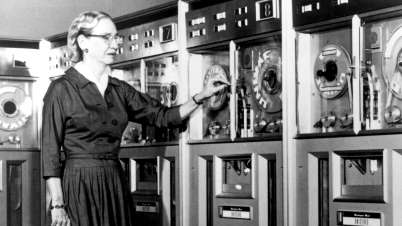 Grace Hopper en 1952. // Source : Flickr/CC/Karen (photo recadrée) Grace Hopper en 1952. // Source : Flickr/CC/Karen (photo recadrée)