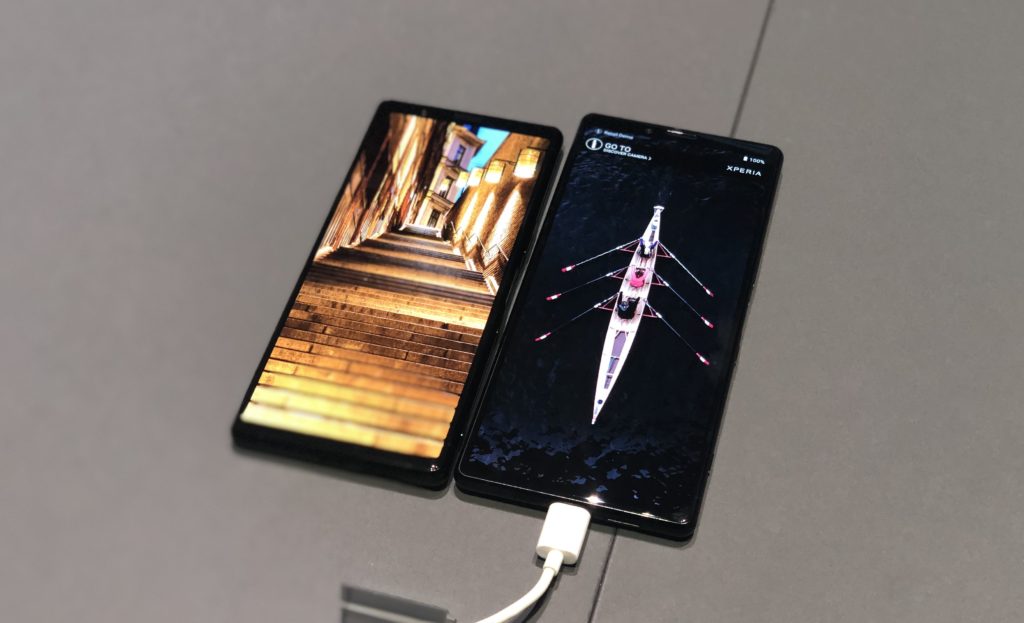 Sony Xperia 5 (à gauche) versus Sony Xperia 1 (à droite) // Source : Numerama Sony Xperia 5 (à gauche) versus Sony Xperia 1 (à droite) // Source : Numerama