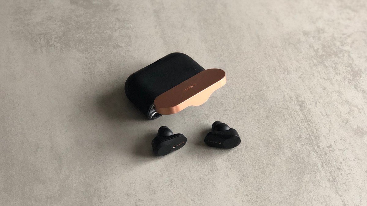 Les écouteurs sans fil Sony WF-1000XM3 et leur boîtier // Source : Numerama Les écouteurs sans fil Sony WF-1000XM3 et leur boîtier // Source : Numerama