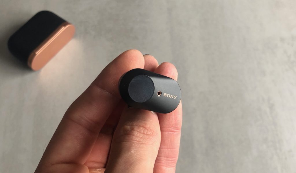 Écouteurs sans fil Sony WF-1000XM3 (avant) // Source : Numerama Écouteurs sans fil Sony WF-1000XM3 (avant) // Source : Numerama