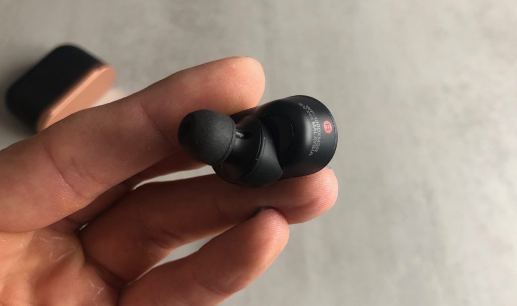 Écouteurs sans fil Sony WF-1000XM3 (arrière) // Source : Numerama Écouteurs sans fil Sony WF-1000XM3 (arrière) // Source : Numerama