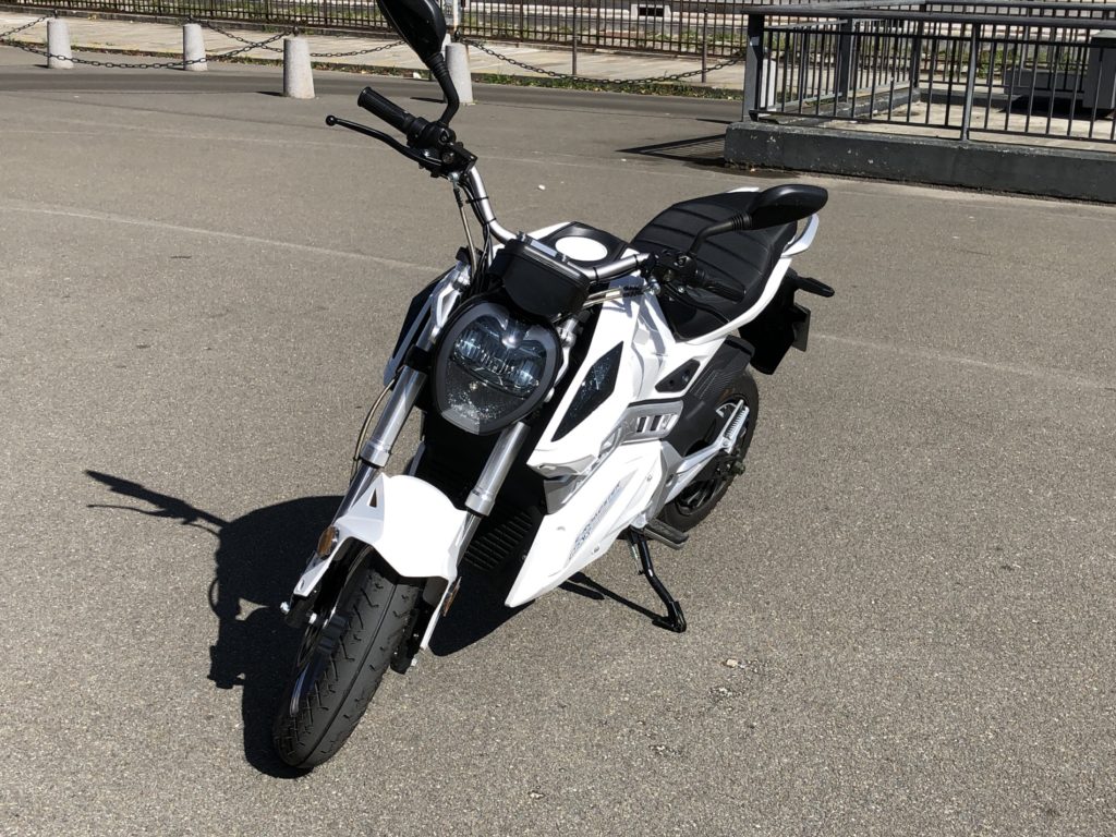 La moto e-roadster MAX de Easy Watts // Source : Marie Turcan pour Numerama La moto e-roadster MAX de Easy Watts // Source : Marie Turcan pour Numerama