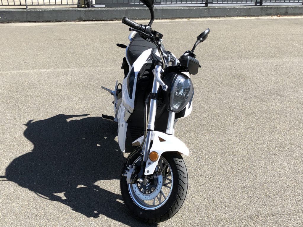 La moto e-roadster MAX de Easy Watts // Source : Marie Turcan pour Numerama La moto e-roadster MAX de Easy Watts // Source : Marie Turcan pour Numerama