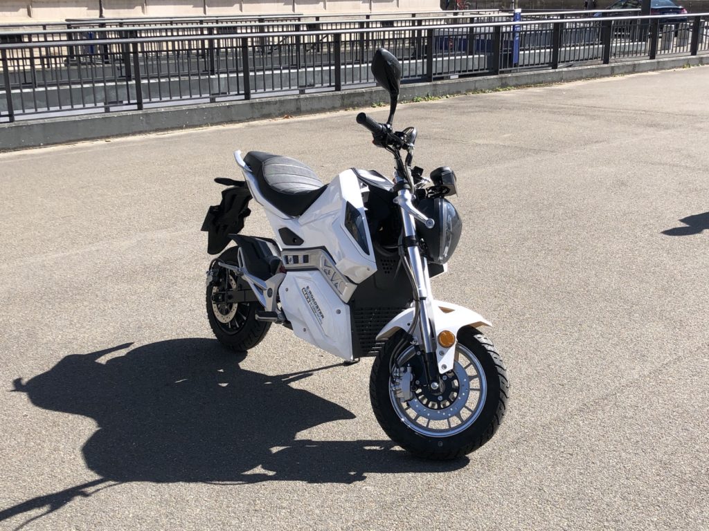 La moto e-roadster MAX de Easy Watts // Source : Marie Turcan pour Numerama La moto e-roadster MAX de Easy Watts // Source : Marie Turcan pour Numerama