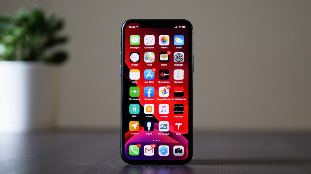 De nombreuses applications Apple sont installées sur les iPhone // Source : Louise Audry pour Numerama De nombreuses applications Apple sont installées sur les iPhone // Source : Louise Audry pour Numerama