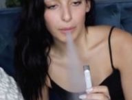 Une youtubeuse utilise une JUUL // Source : YouTube/ keella garre