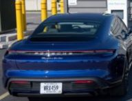 Porsche Taycan sur une borne Electrify America // Source : Porsche