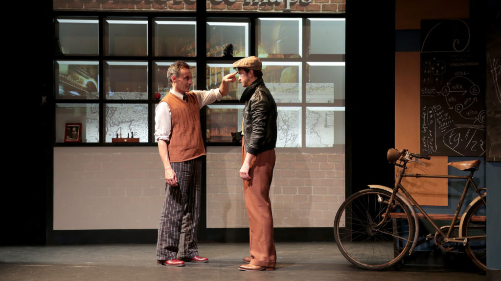 La rencontre entre Alan Turing et Arnold Muray. // Source : Fabienne Rappeneau (photo recadrée) La rencontre entre Alan Turing et Arnold Muray. // Source : Fabienne Rappeneau (photo recadrée)