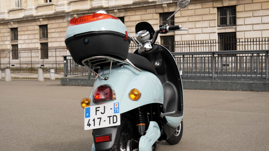 Le scooter Emma de Easy-Watts // Source : Louise Audry pour Vroom/Numerama Le scooter Emma de Easy-Watts // Source : Louise Audry pour Vroom/Numerama
