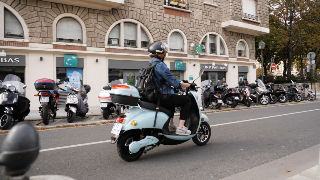 Le scooter Emma de Easy-Watts // Source : Louise Audry pour Vroom/Numerama Le scooter Emma de Easy-Watts // Source : Louise Audry pour Vroom/Numerama