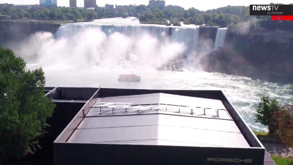 La Taycan présentée devant les chutes du Niagara // Source : YouTube/Porsche La Taycan présentée devant les chutes du Niagara // Source : YouTube/Porsche