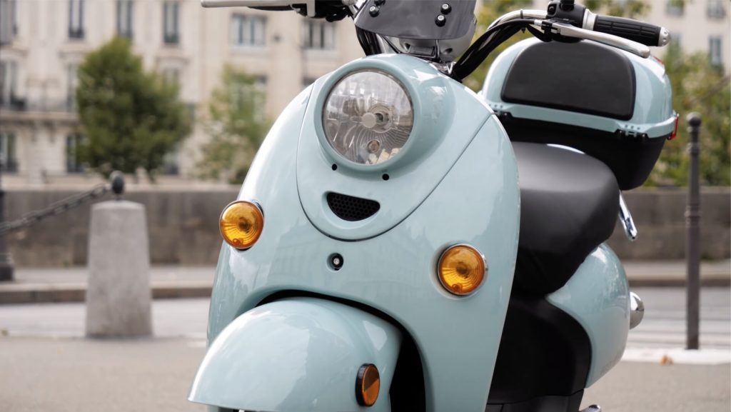 Le scooter Emma de Easy-Watts // Source : Louise Audry pour Vroom/Numerama Le scooter Emma de Easy-Watts // Source : Louise Audry pour Vroom/Numerama
