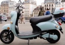 Le scooter Emma de Easy-Watts // Source : Louise Audry pour Vroom/Numerama Le scooter Emma de Easy-Watts // Source : Louise Audry pour Vroom/Numerama