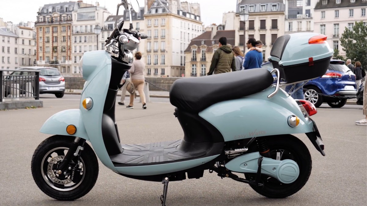 Le scooter Emma de Easy-Watts // Source : Louise Audry pour Vroom/Numerama Le scooter Emma de Easy-Watts // Source : Louise Audry pour Vroom/Numerama