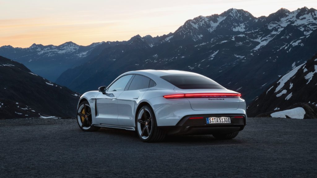 La Porsche Taycan vu de l'arrière // Source : Christoph Bauer pour Porsche La Porsche Taycan vu de l'arrière // Source : Christoph Bauer pour Porsche