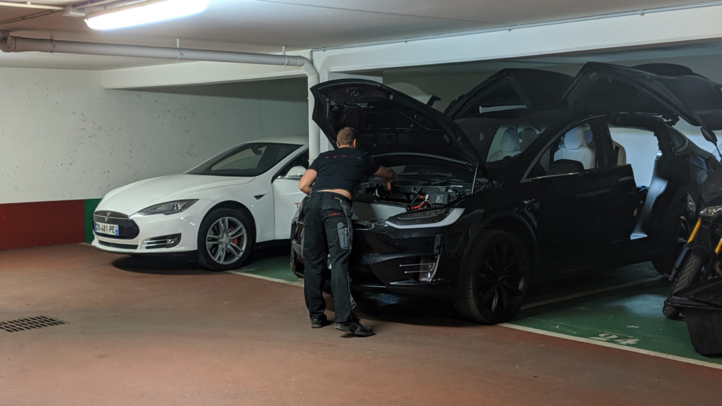 Une Model X en pleine opération // Source : Numerama