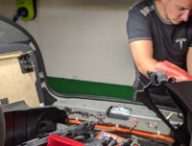 Les techniciens mobiles de Tesla // Source : Numerama