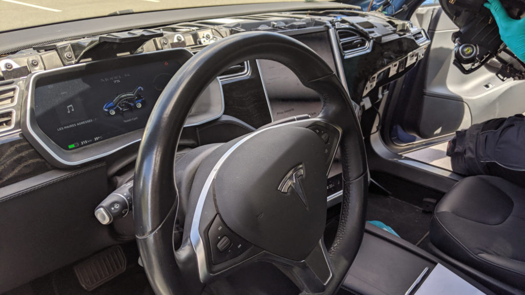 Les techniciens mobiles de Tesla // Source : Numerama