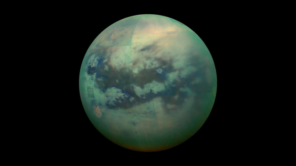 Titan, une lune de Saturne. // Source : Wikimedia/CC/NASA/JPL/University of Arizona/University of Idaho (photo recadrée) Titan, une lune de Saturne. // Source : Wikimedia/CC/NASA/JPL/University of Arizona/University of Idaho (photo recadrée)