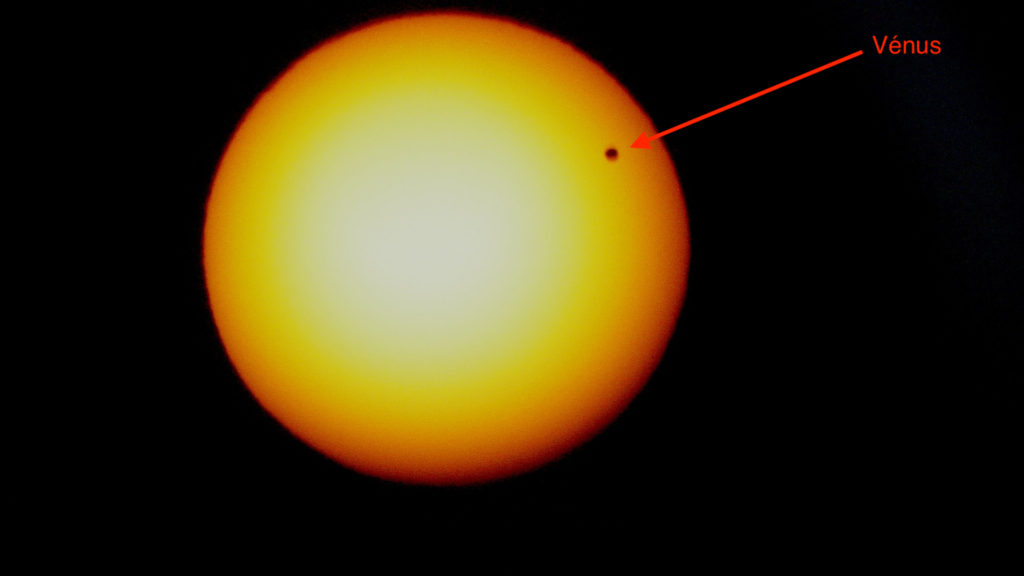 Un transit : ici, Vénus est devant le Soleil. // Source : Pixabay (photo recadrée) Un transit : ici, Vénus est devant le Soleil. // Source : Pixabay (photo recadrée)