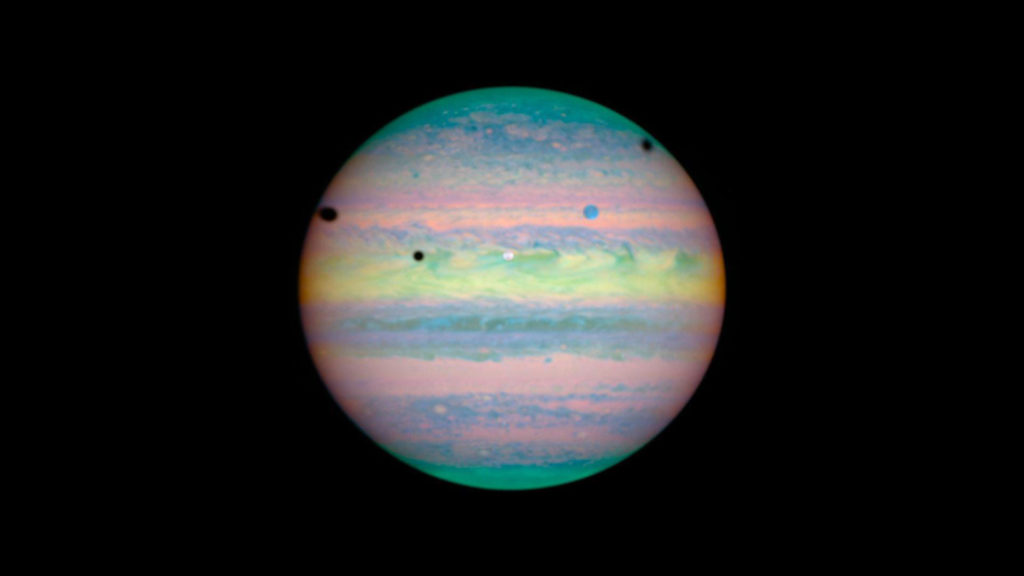 Une triple éclipse sur Jupiter en 2004. // Source : NASA, ESA, and E. Karkoschka (University of Arizona) (photo recadrée) Une triple éclipse sur Jupiter en 2004. // Source : NASA, ESA, and E. Karkoschka (University of Arizona) (photo recadrée)