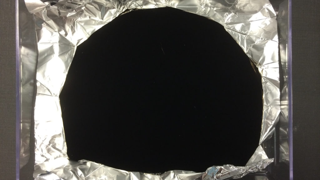 Un matériau plus noir que le Vantablack. // Source : Wikimedia/CC/Surrey NanoSystems (photo recadrée) Un matériau plus noir que le Vantablack. // Source : Wikimedia/CC/Surrey NanoSystems (photo recadrée)
