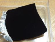 Du Vantablack. // Source : Wikimedia/CC/Surrey NanoSystems (photo recadrée)