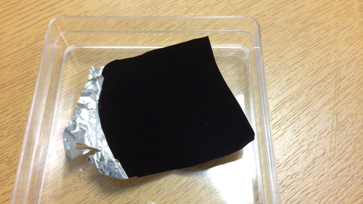 Du Vantablack. // Source : Wikimedia/CC/Surrey NanoSystems (photo recadrée) Du Vantablack. // Source : Wikimedia/CC/Surrey NanoSystems (photo recadrée)