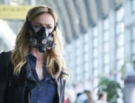 Dans la série post-apocalyptique 12 Monkeys, adaptée du film éponyme, une épidémie a ravagé l'humanité. // Source : SyFy / 12 Monkeys