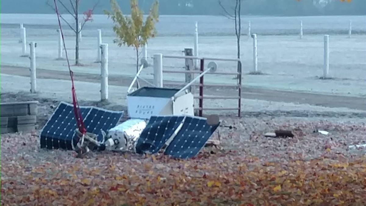 Le satellite crashé (image coupée) // Source : Facebook/Nancy Mumby-Welke Le satellite crashé (image coupée) // Source : Facebook/Nancy Mumby-Welke