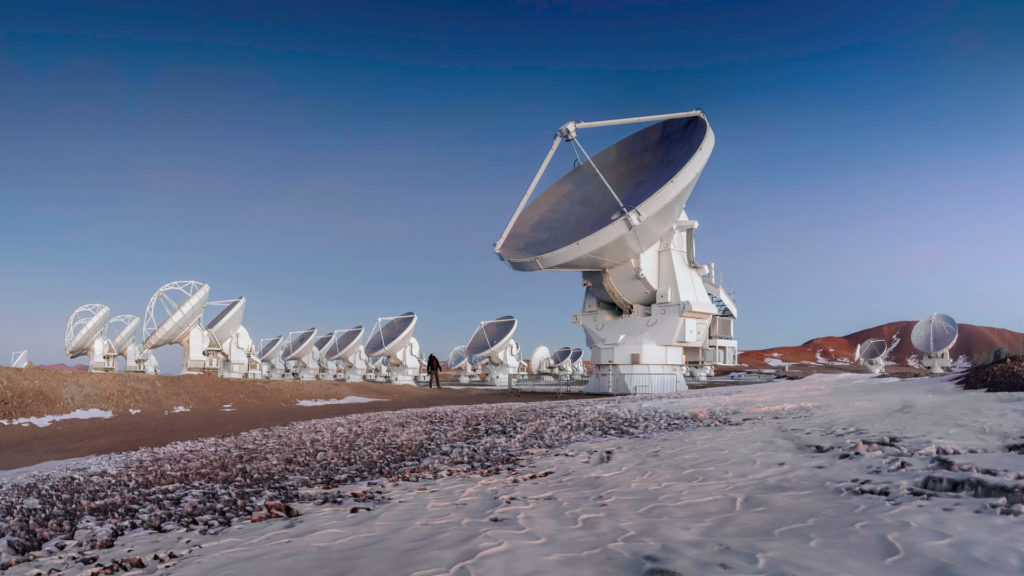 Des antennes du radiotélescope ALMA au Chili. // Source : Flickr/CC/Mauricio Bustamante (photo recadrée) Des antennes du radiotélescope ALMA au Chili. // Source : Flickr/CC/Mauricio Bustamante (photo recadrée)