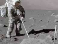 La poussière lunaire très abrasive peut endommager les équipements des astronautes.  // Source : Nasa