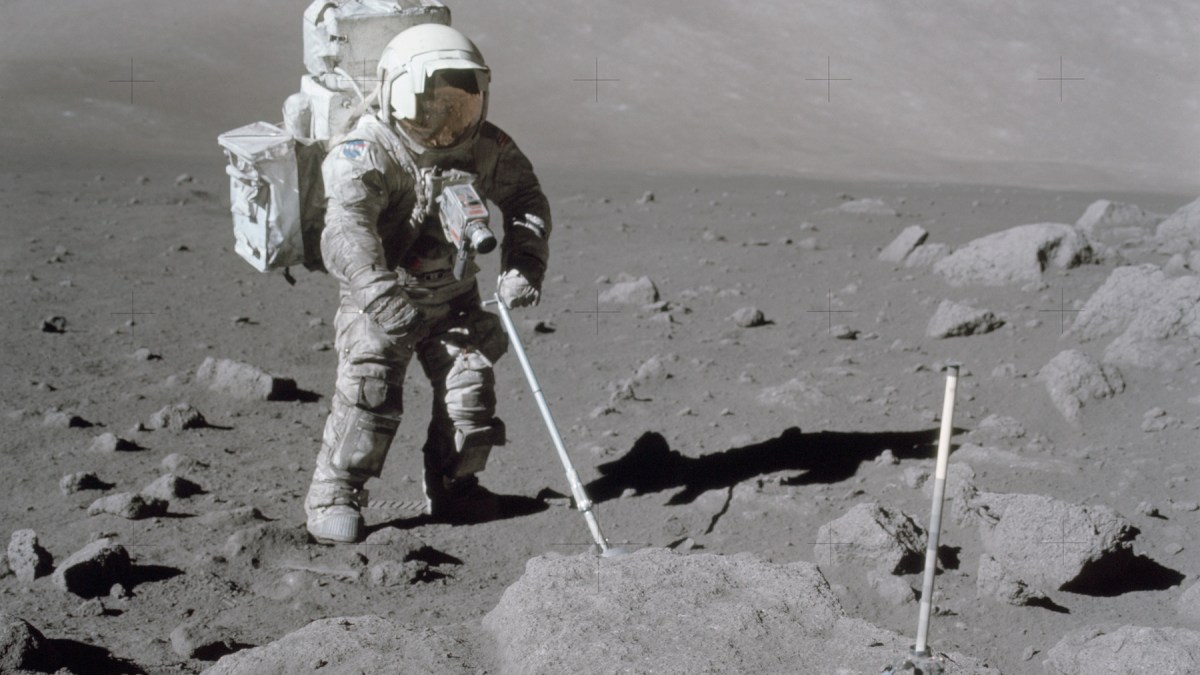 La poussière lunaire très abrasive peut endommager les équipements des astronautes. // Source : Nasa La poussière lunaire très abrasive peut endommager les équipements des astronautes. // Source : Nasa