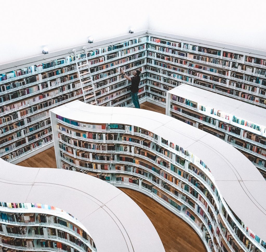 Un homme dans une bibliothèque // Source : Fahrul Azmi via Unsplash Un homme dans une bibliothèque // Source : Fahrul Azmi via Unsplash