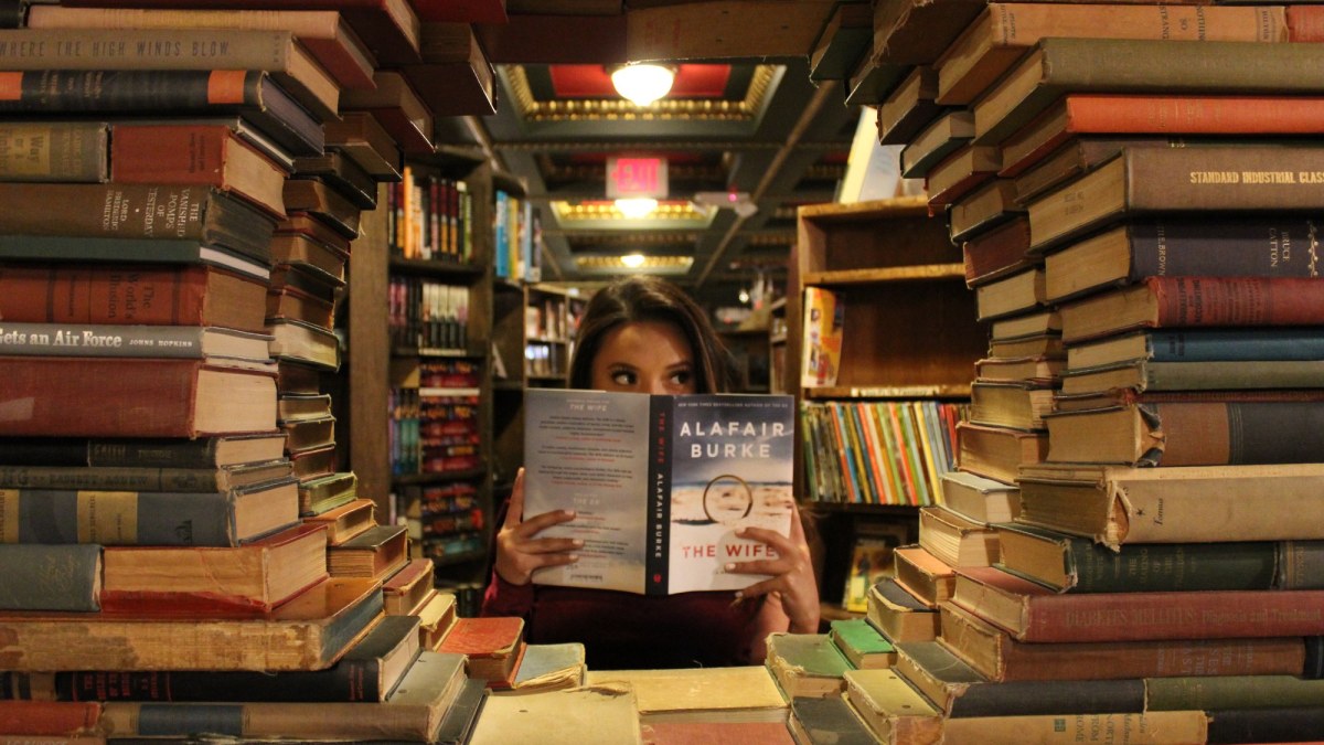 Une femme dans une bibliothèque // Source : findthevision via Unsplash Une femme dans une bibliothèque // Source : findthevision via Unsplash