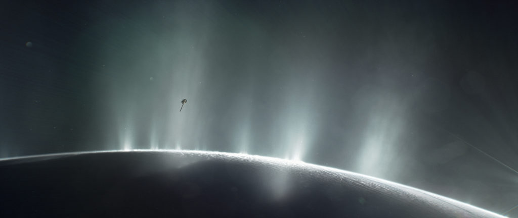 Vue d'artiste de la sonde Cassini passant au travers des panaches d'eau glacée rejetés par Encelade. // Source : NASA/JPL-Caltech Vue d'artiste de la sonde Cassini passant au travers des panaches d'eau glacée rejetés par Encelade. // Source : NASA/JPL-Caltech