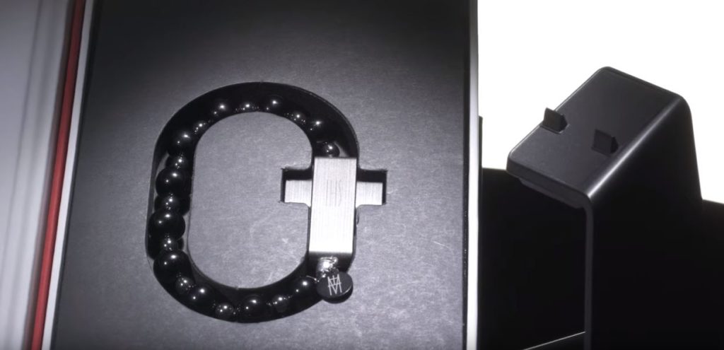 Le chapelet dans sa boîte, en forme de Bible. // Source : Capture d'écran YouTube / Click & Pray