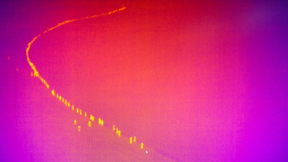 Les bénévoles à la recherche du garçon, vus depuis le drone. // Source : Capture d'écran Twitter Les bénévoles à la recherche du garçon, vus depuis le drone. // Source : Capture d'écran Twitter