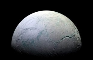 Image d'Encelade, lune de Saturne, prise par la sonde Cassini. // Source : NASA/JPL-Caltech Image d'Encelade, lune de Saturne, prise par la sonde Cassini. // Source : NASA/JPL-Caltech