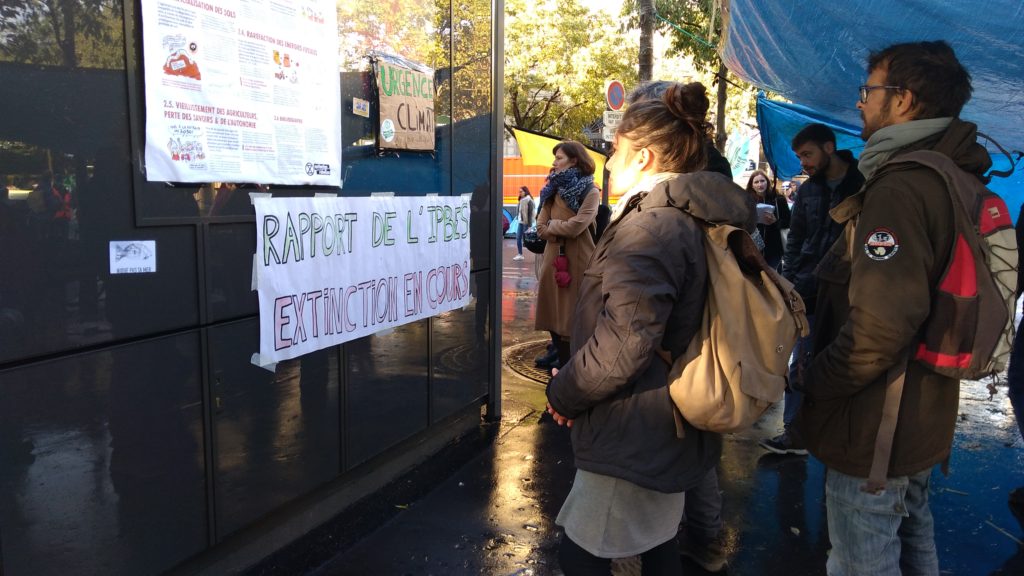 Les banderoles et affiches sur la ZAD font référence à des concepts ou institutions scientfiiques. // Source : Numerama Les banderoles et affiches sur la ZAD font référence à des concepts ou institutions scientfiiques. // Source : Numerama