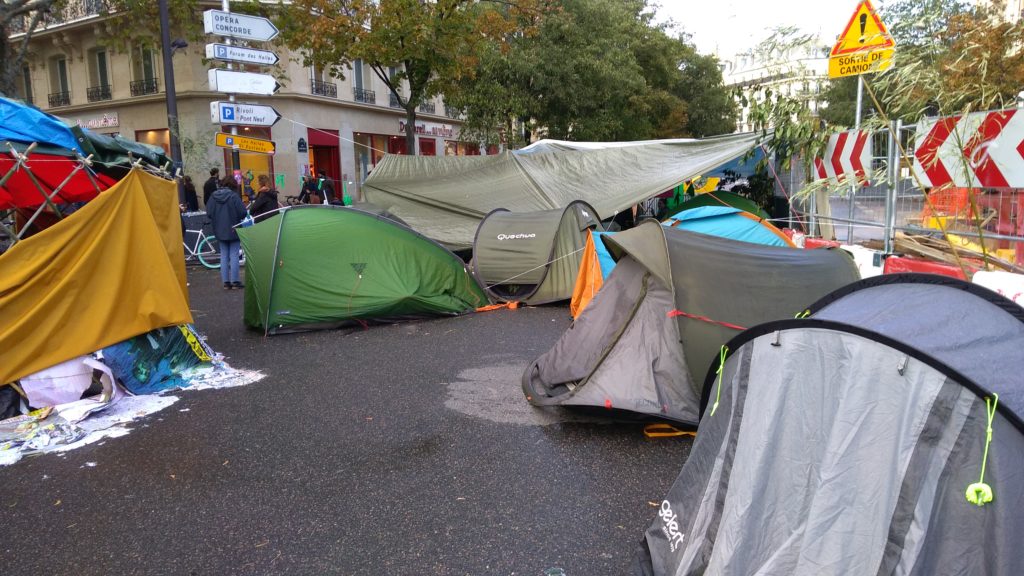 Les militants sont installés sous des tentes, à Châtelet, depuis le 7 octobre. // Source : Numerama Les militants sont installés sous des tentes, à Châtelet, depuis le 7 octobre. // Source : Numerama